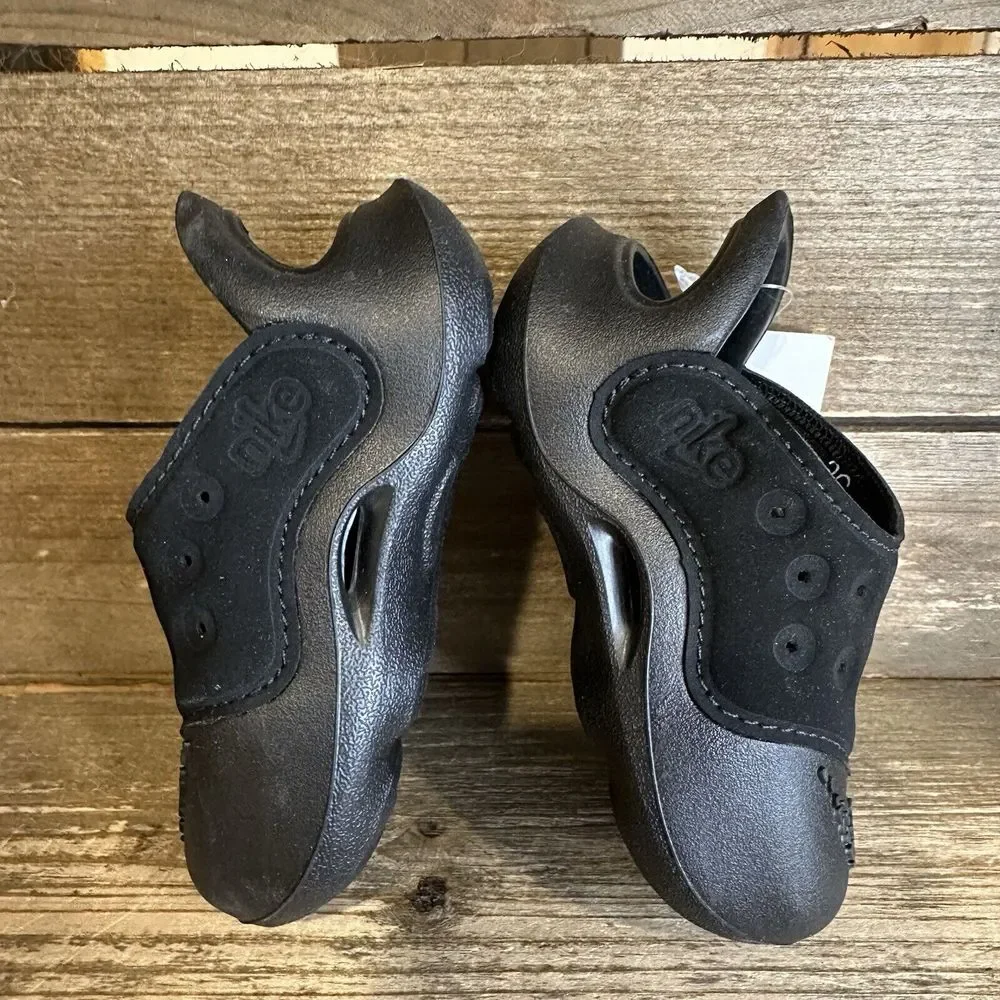 New $55 Infant Nike Aqua Swoosh Water/Land‎ Black Shoes Sandals Size 2C